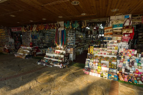 Markt rijen met traditionele Turkse specerijen, souvenirs en snoep — Stockfoto