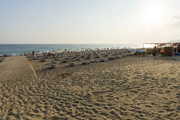 De beroemde zanderige strand van Cleopatra stad bij zonsondergang. — Stockfoto