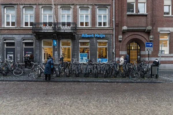 A supermarket Albert Heijn. Albert Heijn B.V. is the biggest Dutch supermarket chain, founded in 1887 in Oostzaan, The Netherlands. — Stock Photo, Image