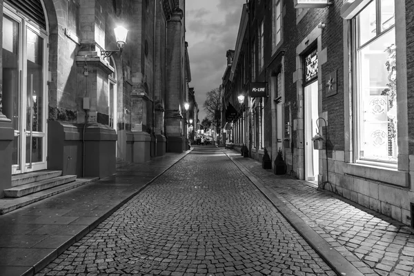 Las estrechas calles comerciales en el centro histórico . — Foto de Stock