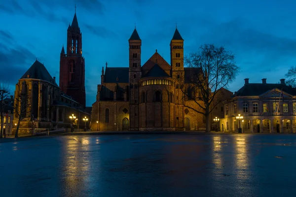 St. John's Evangelical Church (Sint Janskerk) and the Basilica of Saint Servatius (right) at Vrijthof Square. Evening light. Maastricht. The Netherlands — Stock Photo, Image