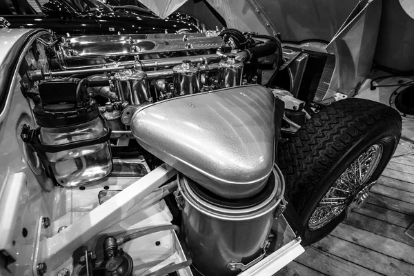 Engine compartment Jaguar E-Type Series 1 coupe, 1963 — Stock Photo, Image