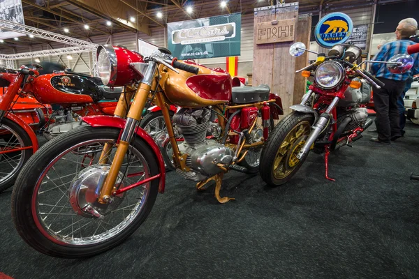 Retro motorcycles Ducati 175 (foreground) and the Moto Guzzi (background) — ストック写真