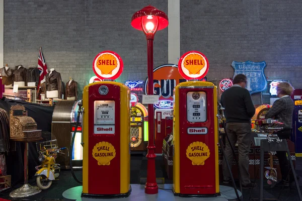 Gaspump station Shell: Tokheim 39, 1938 and Bennett 756, 1948 — Stock Photo, Image