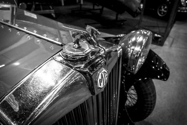 Hood ornament of a sports car MG J-Type, 1932. — 图库照片