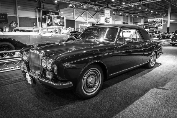 Plné luxusních aut Bentley T1 Drophead Coupe, 1970. Karoserie od Mulliner Park Ward. — Stock fotografie