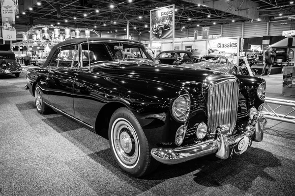 고성능 럭셔리 자동차 공원 구, 벤틀리 콘티넨탈 S2 Drophead 쿠 페 1963. — 스톡 사진