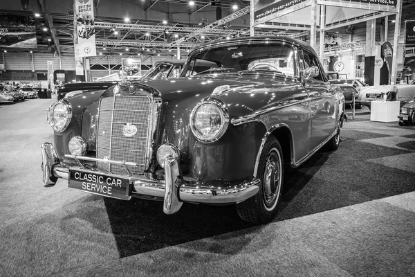 Voiture de luxe Mercedes-Benz 220S Convertible (W180), 1959 — Photo