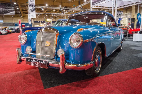 Luxusní auto Mercedes-Benz 220s kabriolet (W180), 1959 — Stock fotografie