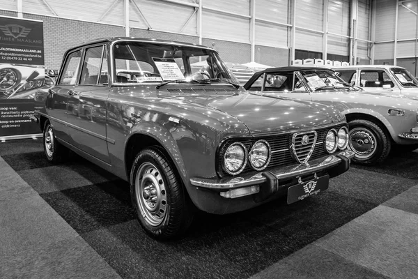 Compact executive car Alfa Romeo Giulia Nuova Super 1300, 1975 — Stock Photo, Image