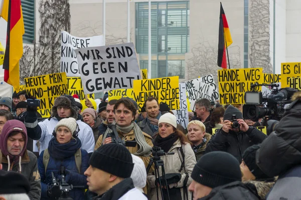 A diáspora russa em Berlim protestou contra migrantes e refugiados devido à violência de mulheres e crianças . — Fotografia de Stock