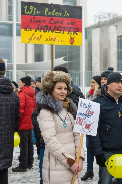 A diáspora russa em Berlim protestou contra migrantes e refugiados devido à violência de mulheres e crianças . — Fotografia de Stock