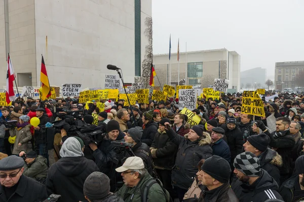 Російського діаспорних в Берліні, протестували проти мігрантів та біженців за насильства жінок і дітей. — стокове фото