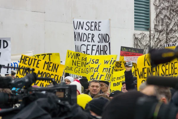 A diáspora russa em Berlim protestou contra migrantes e refugiados devido à violência de mulheres e crianças . — Fotografia de Stock