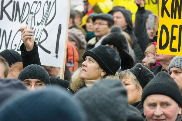 La diaspora russa a Berlino ha protestato contro migranti e rifugiati a causa della violenza di donne e bambini . — Foto Stock