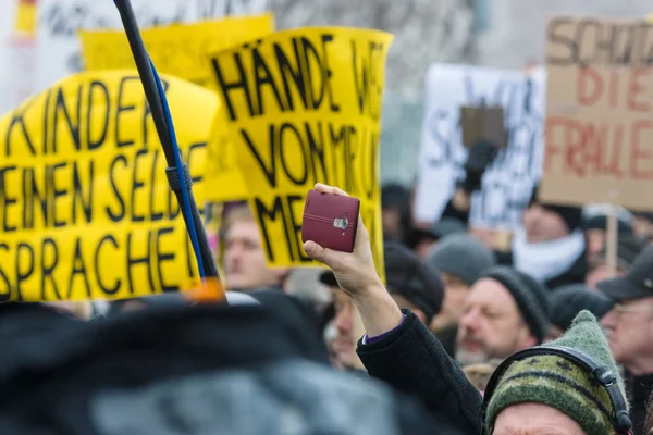 A diáspora russa em Berlim protestou contra migrantes e refugiados devido à violência de mulheres e crianças . — Fotografia de Stock