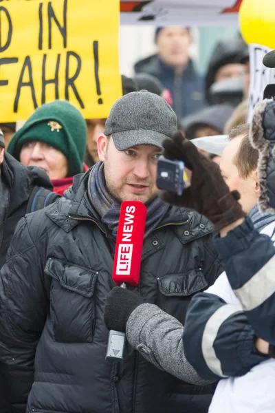 Російського діаспорних в Берліні, протестували проти мігрантів та біженців за насильства жінок і дітей. — стокове фото