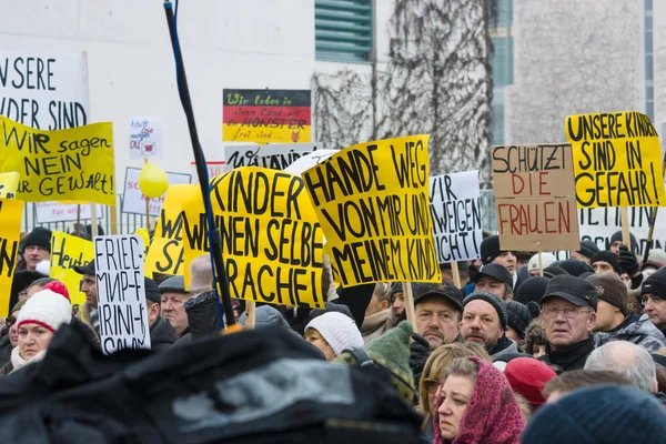 Diáspora rusa en Berlín protestó contra migrantes y refugiados debido a la violencia de mujeres y niños . — Foto de Stock