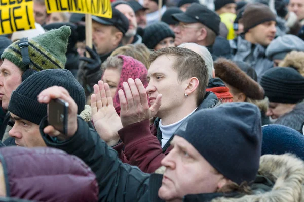 La diaspora russa a Berlino ha protestato contro migranti e rifugiati a causa della violenza di donne e bambini . — Foto Stock