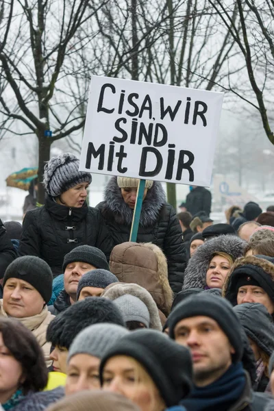 Orosz diaszpóra Berlinben tiltakoztak a migránsok és menekültek miatt az erőszak, a nők és gyermekek. — Stock Fotó