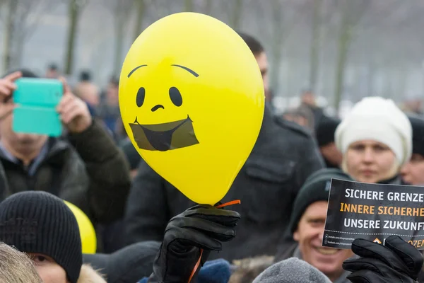 Russian diaspora in Berlin protested against migrants and refugees due to the violence of women and children. — Stock Photo, Image