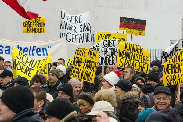 Ruská diaspora v Berlíně protestovali proti migrantů a uprchlíků z důvodu násilí žen a dětí. — Stock fotografie