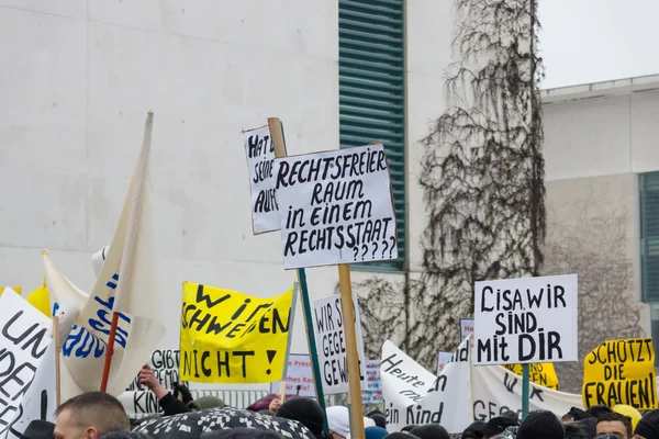 La diaspora russe à Berlin a protesté contre les migrants et les réfugiés en raison de la violence des femmes et des enfants . — Photo