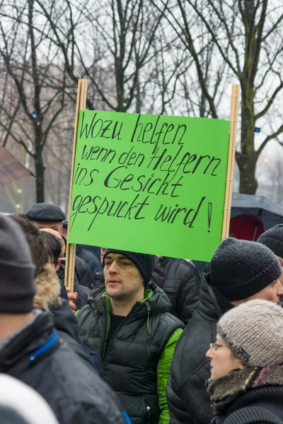 La diaspora russa a Berlino ha protestato contro migranti e rifugiati a causa della violenza di donne e bambini . — Foto Stock