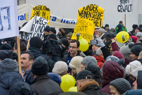 Russian diaspora in Berlin protested against migrants and refugees due to the violence of women and children. — Stock Photo, Image