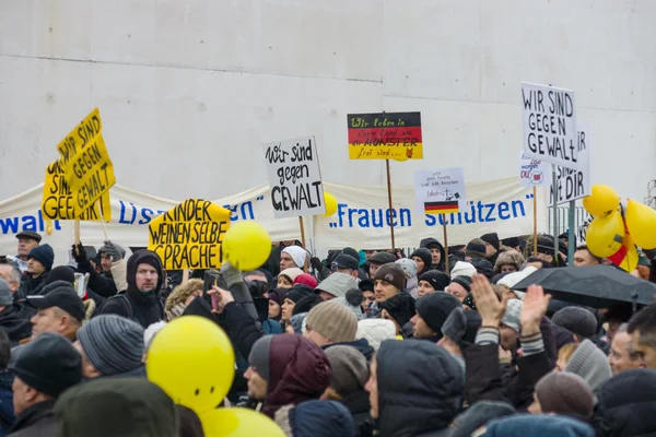 Russian diaspora in Berlin protested against migrants and refugees due to the violence of women and children. — Stock Photo, Image