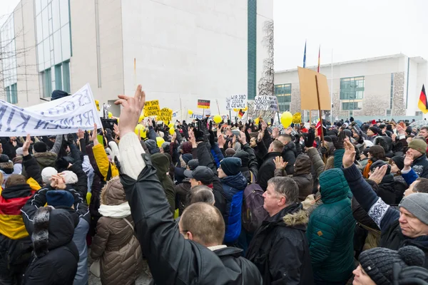 La diaspora russa a Berlino ha protestato contro migranti e rifugiati a causa della violenza di donne e bambini . — Foto Stock