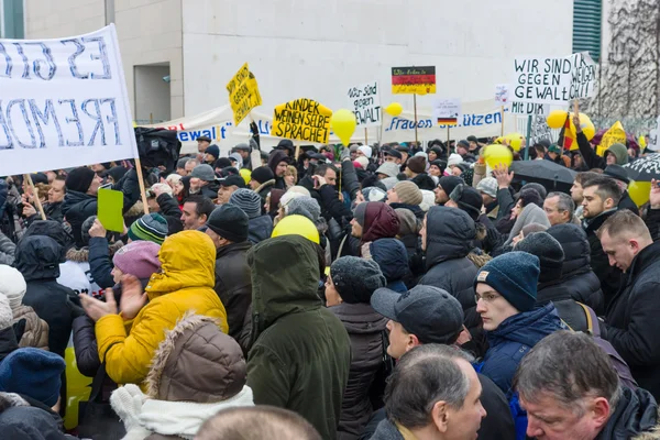 A diáspora russa em Berlim protestou contra migrantes e refugiados devido à violência de mulheres e crianças . — Fotografia de Stock