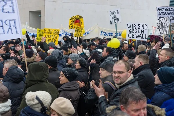 Orosz diaszpóra Berlinben tiltakoztak a migránsok és menekültek miatt az erőszak, a nők és gyermekek. — Stock Fotó