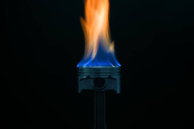 Motor pistonu koyu arkaplanda yanıyor