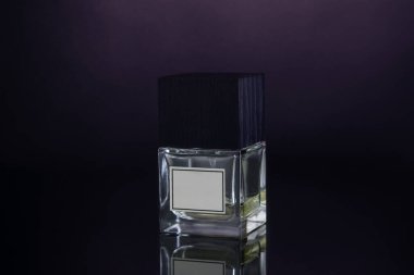  Siyah ayna masasında erkek parfümü olan bir şişe.