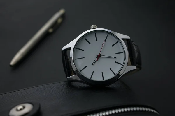 Reloj Pulsera Con Cuaderno Una Pluma Accesorios Hombre Negocios — Foto de Stock