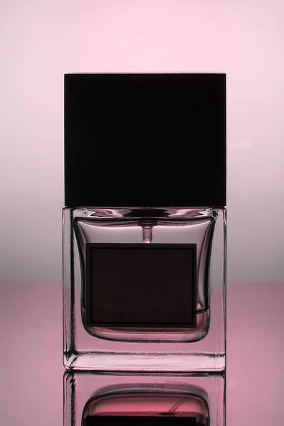 Fles Met Parfum Zwarte Spiegel Tafel — Stockfoto