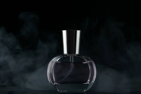 Silueta Una Botella Mujer Perfume Humo — Foto de Stock