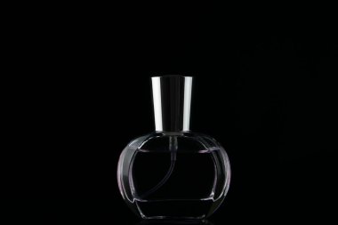 Şişedeki kadın parfümünün silüeti.