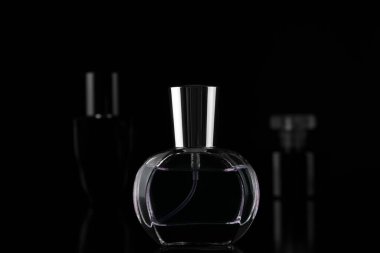 Şişedeki kadın parfümünün silüeti.