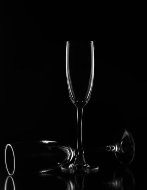 Karanlık arka planda bir camın fotoğrafı.