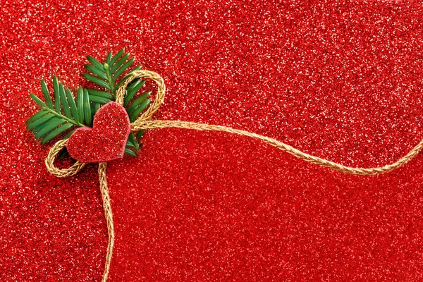 Parlak kırmızı zemin üzerine altın hediye şerit yay