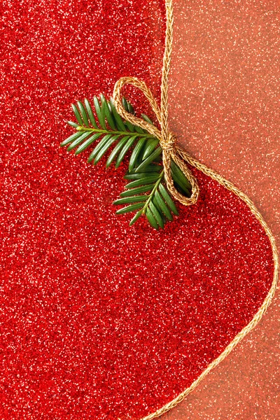 Parlak kırmızı zemin üzerine altın hediye şerit yay