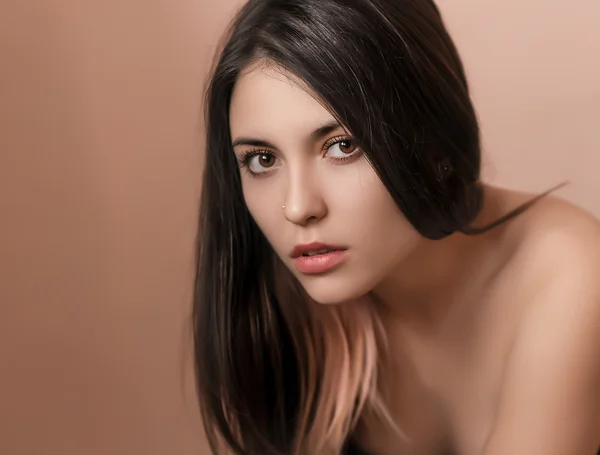 Porträtt av en vacker brunett. — Stockfoto