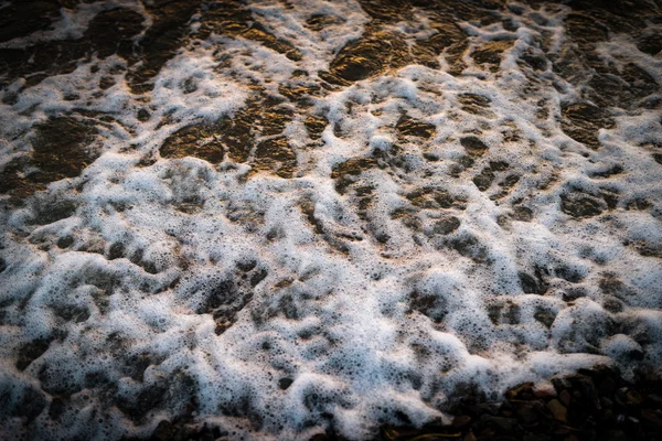 Волны на берегу моря на закате . — стоковое фото