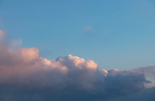 Ciel couchant avec nuages. — Photo