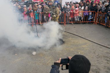 İtfaiyeci effigies Maslenitsa söndürür.