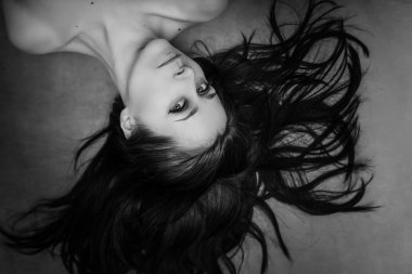 güzel siyah saçlı.