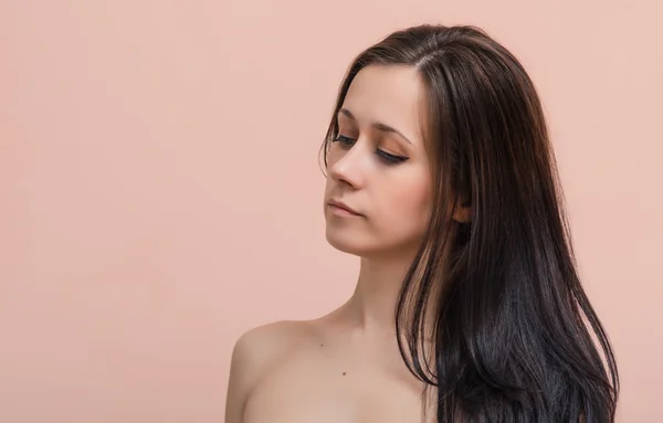 Retrato de uma bela jovem mulher. — Fotografia de Stock