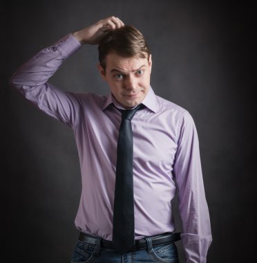 Pembe gömlekli genç adam portresi.